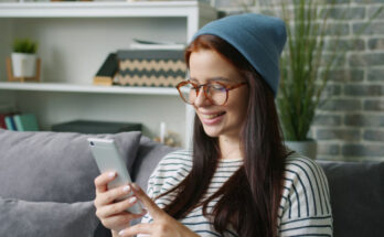 Chica usando el móvil