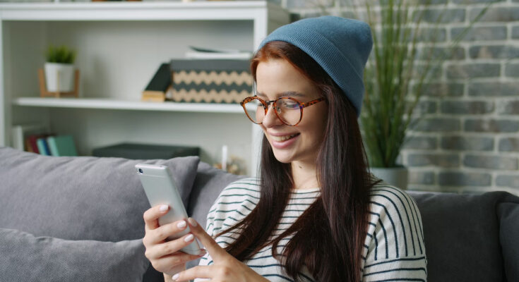 Chica usando el móvil